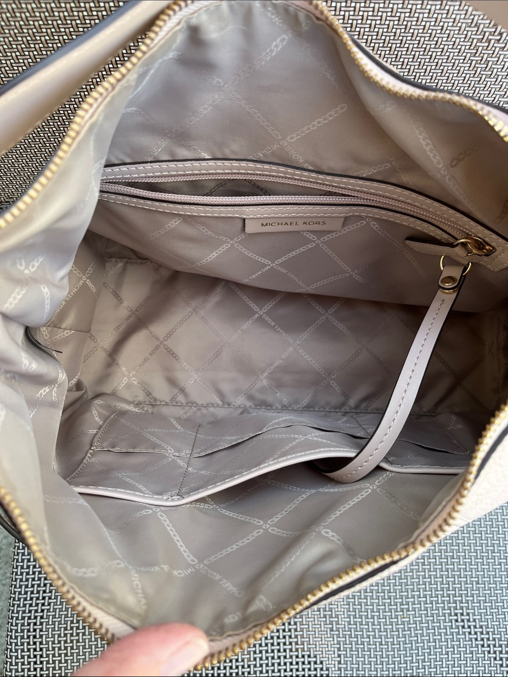 Michael Kors Pebbled Leather Casual Hobo Shoulder Bag in Pale Pink - Picture 5 of 16